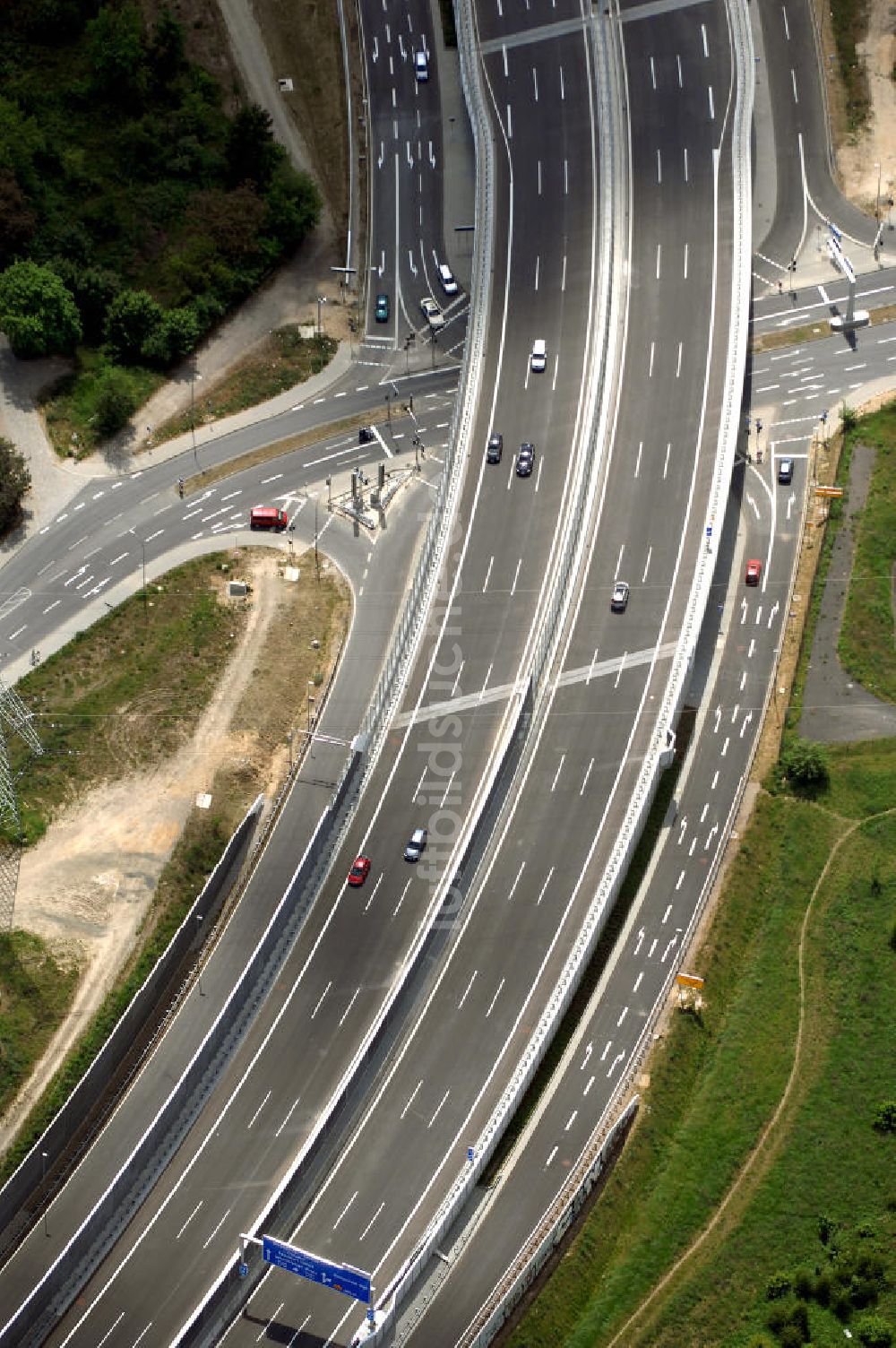 Schönefeld von oben - Verkehr auf der neuen Stadtautobahn am Flughafen Schönefeld A113n