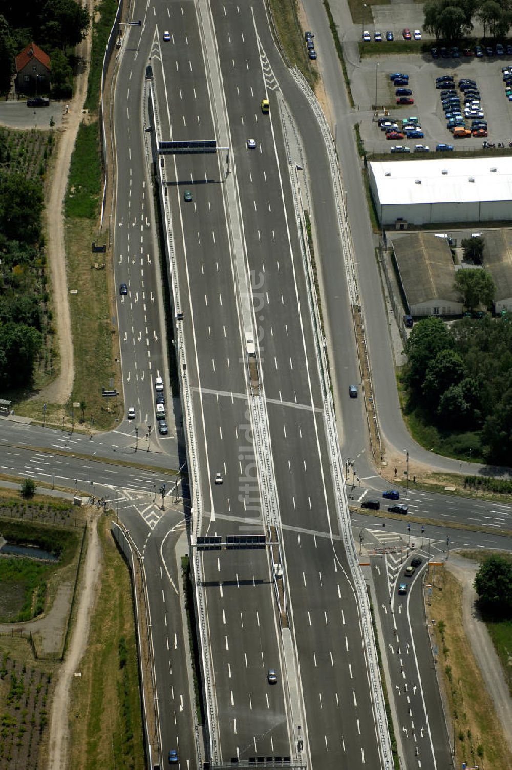 Schönefeld aus der Vogelperspektive: Verkehr auf der neuen Stadtautobahn am Flughafen Schönefeld A113n