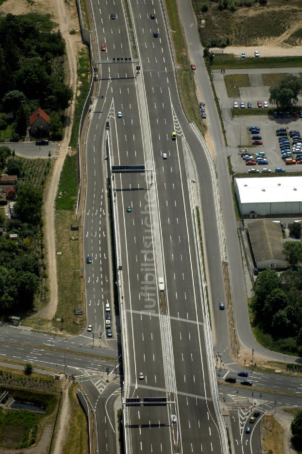 Luftbild Schönefeld - Verkehr auf der neuen Stadtautobahn am Flughafen Schönefeld A113n