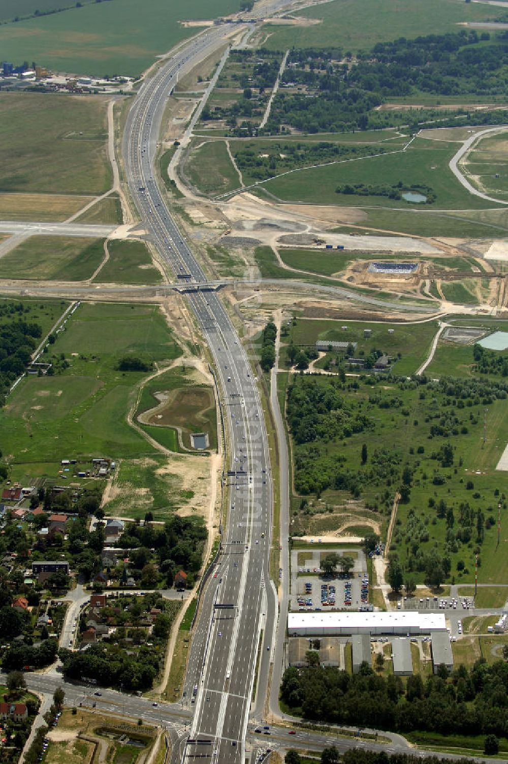 Schönefeld aus der Vogelperspektive: Verkehr auf der neuen Stadtautobahn am Flughafen Schönefeld A113n