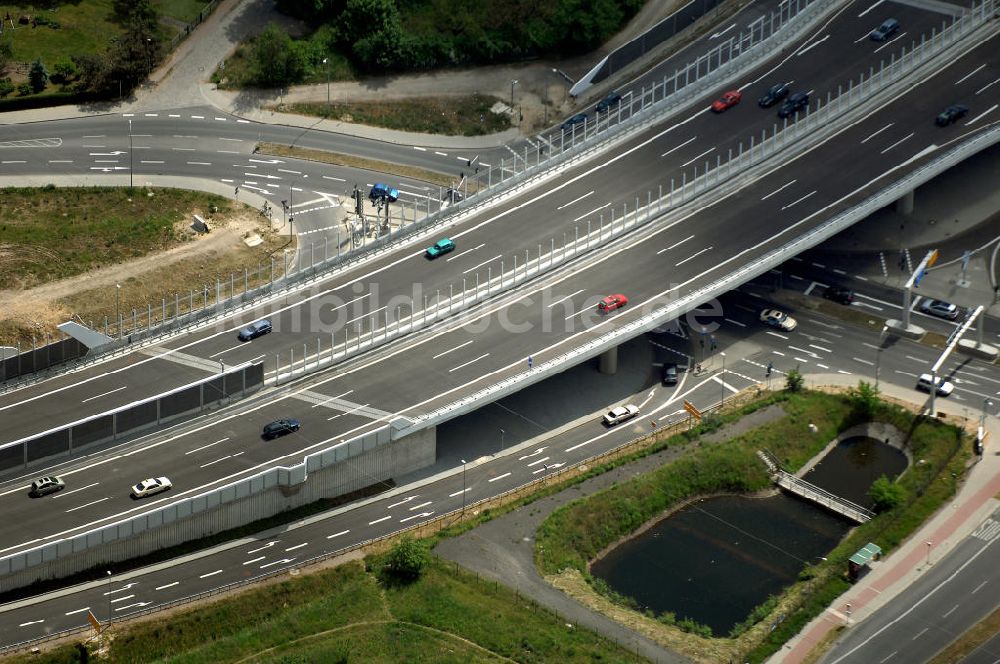 Luftaufnahme Schönefeld - Verkehr auf der neuen Stadtautobahn am Flughafen Schönefeld A113n