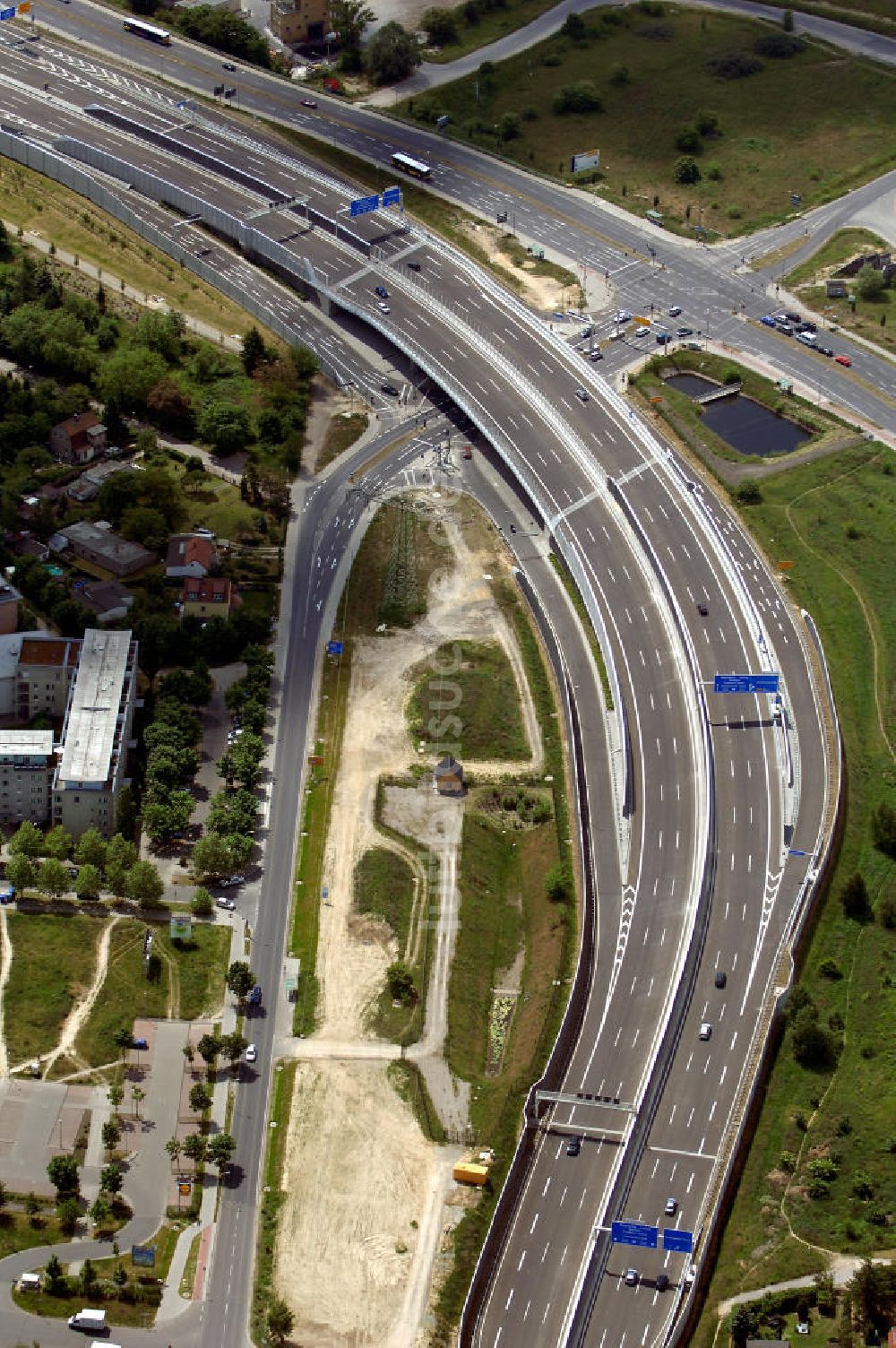 Luftaufnahme Schönefeld - Verkehr auf der neuen Stadtautobahn am Flughafen Schönefeld A113n