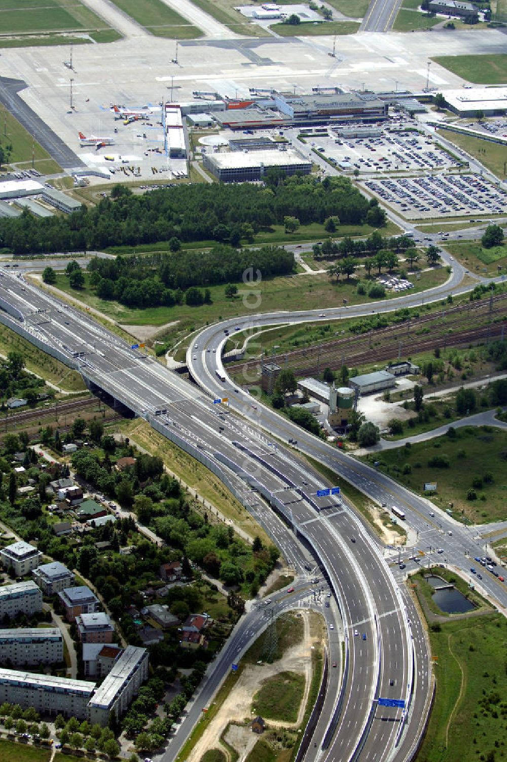 Schönefeld aus der Vogelperspektive: Verkehr auf der neuen Stadtautobahn am Flughafen Schönefeld A113n