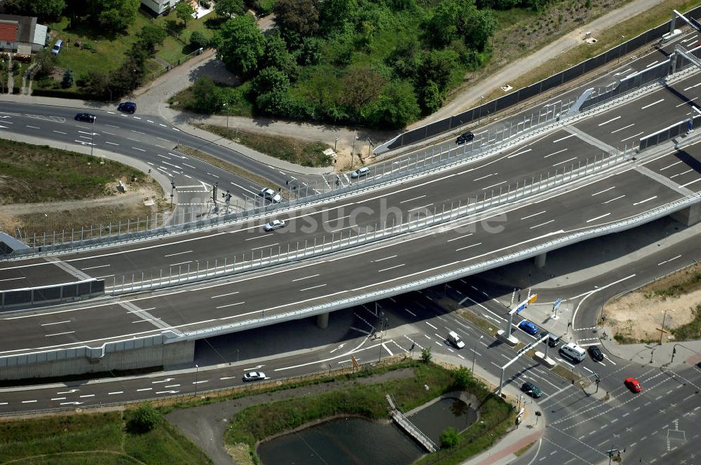 Luftaufnahme Schönefeld - Verkehr auf der neuen Stadtautobahn am Flughafen Schönefeld A113n