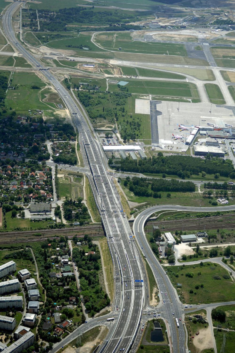 Schönefeld aus der Vogelperspektive: Verkehr auf der neuen Stadtautobahn am Flughafen Schönefeld A113n