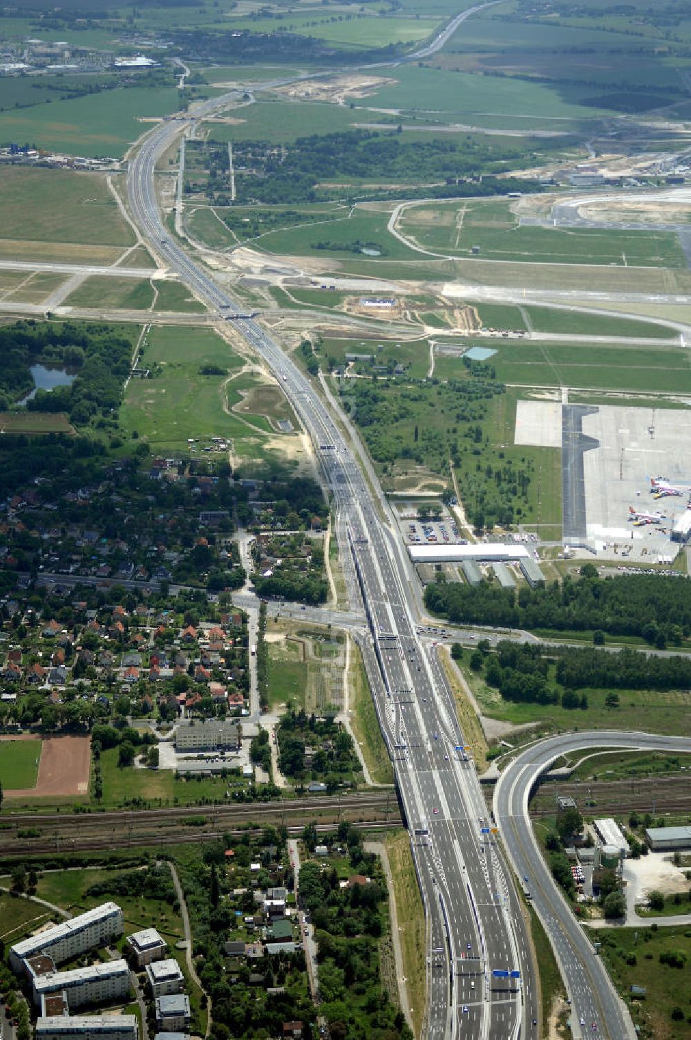 Luftbild Schönefeld - Verkehr auf der neuen Stadtautobahn am Flughafen Schönefeld A113n