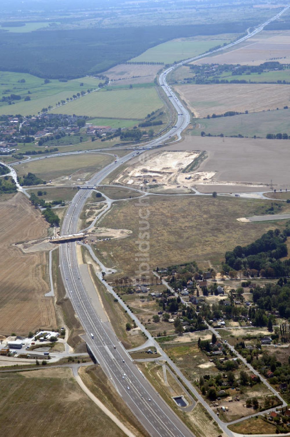 Luftbild Schönefeld - Verkehr auf der neuen Stadtautobahn am Flughafen Schönefeld A113n