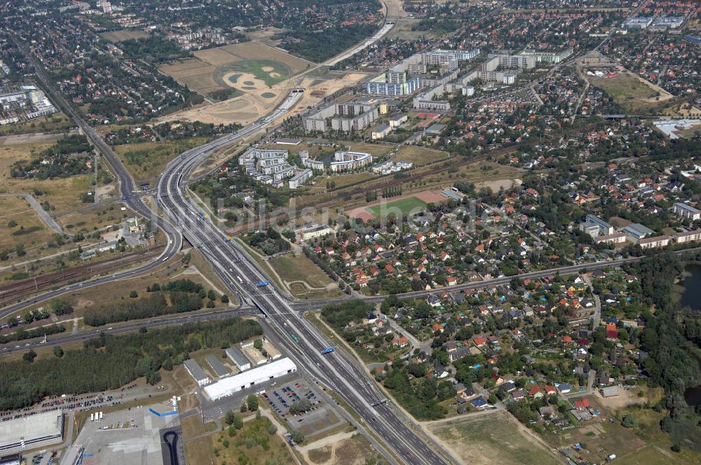 Luftaufnahme Schönefeld - Verkehr auf der neuen Stadtautobahn am Flughafen Schönefeld A113n