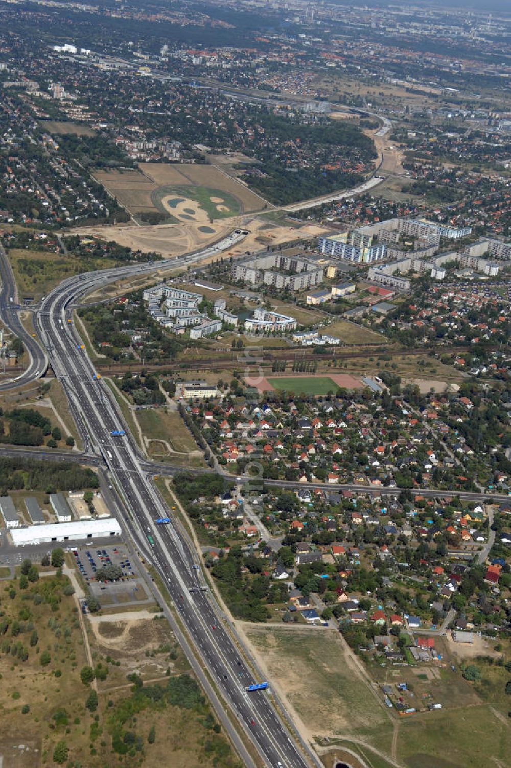 Schönefeld von oben - Verkehr auf der neuen Stadtautobahn am Flughafen Schönefeld A113n