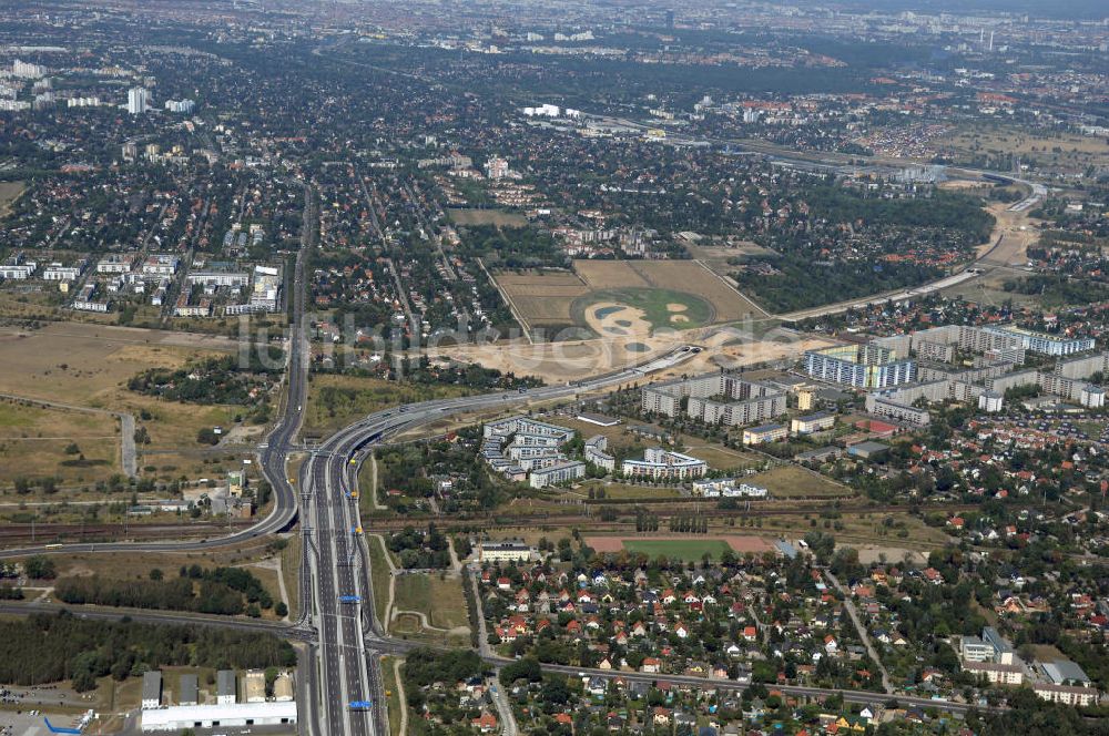 Schönefeld aus der Vogelperspektive: Verkehr auf der neuen Stadtautobahn am Flughafen Schönefeld A113n