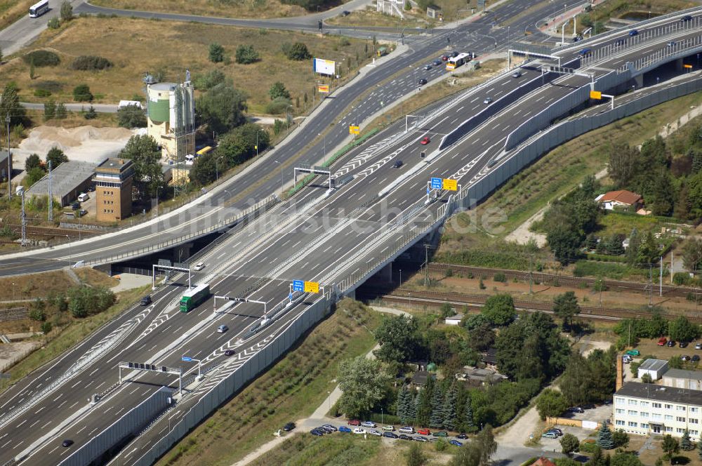 Luftbild Schönefeld - Verkehr auf der neuen Stadtautobahn am Flughafen Schönefeld A113n