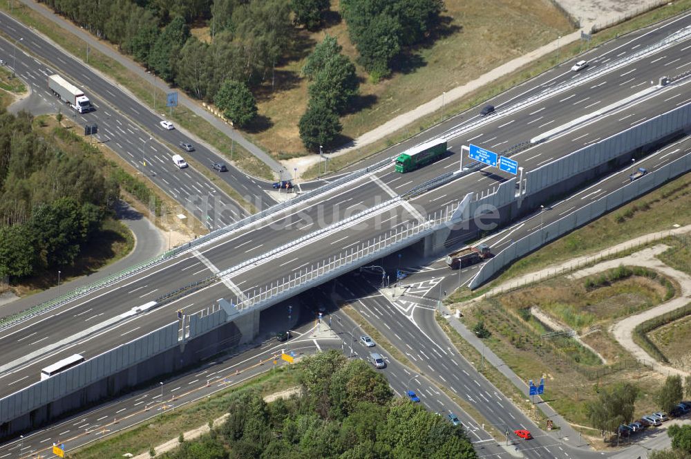 Luftaufnahme Schönefeld - Verkehr auf der neuen Stadtautobahn am Flughafen Schönefeld A113n