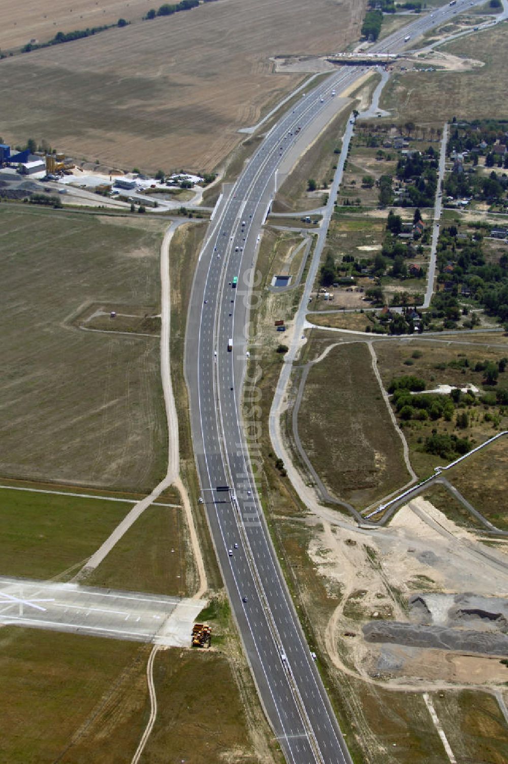 Schönefeld von oben - Verkehr auf der neuen Stadtautobahn am Flughafen Schönefeld A113n