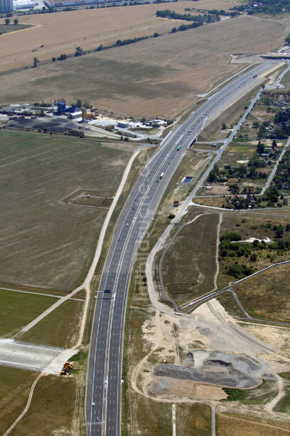 Schönefeld aus der Vogelperspektive: Verkehr auf der neuen Stadtautobahn am Flughafen Schönefeld A113n