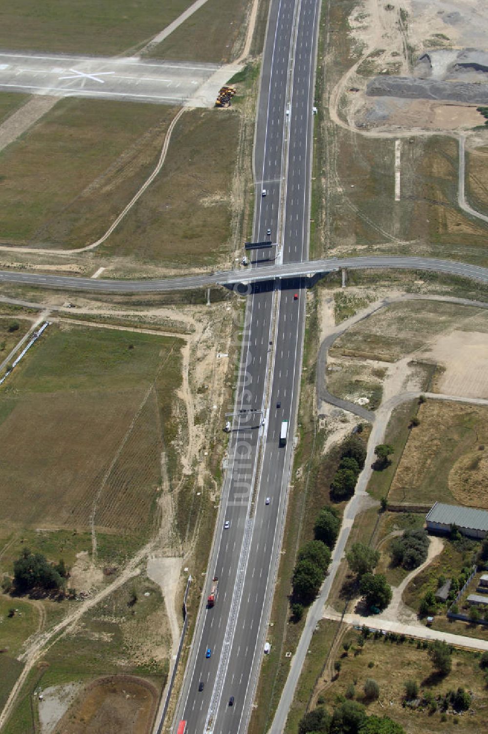 Luftbild Schönefeld - Verkehr auf der neuen Stadtautobahn am Flughafen Schönefeld A113n