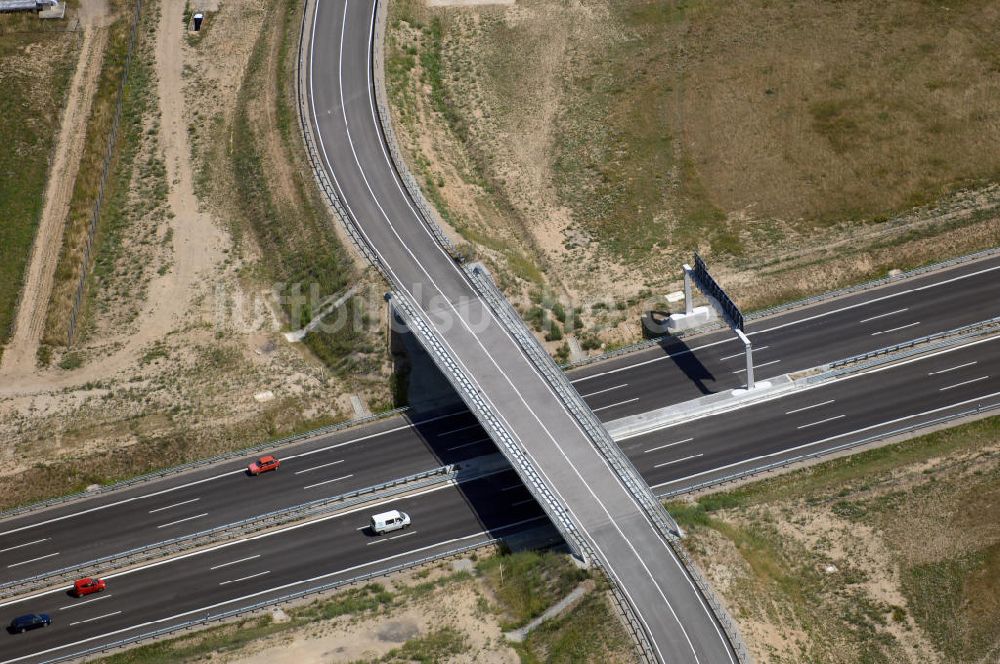 Luftaufnahme Schönefeld - Verkehr auf der neuen Stadtautobahn am Flughafen Schönefeld A113n