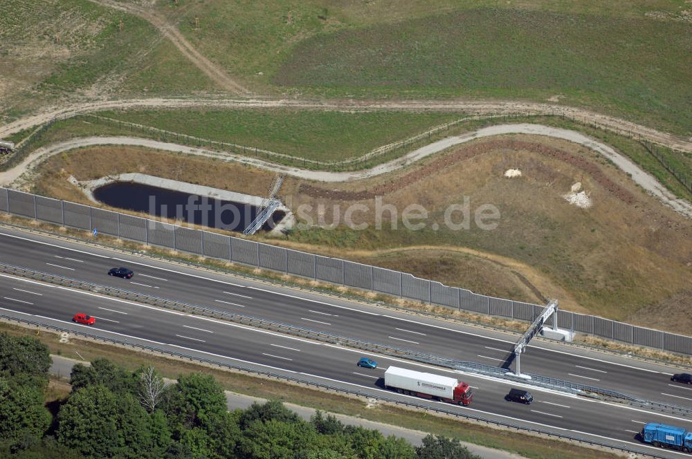 Schönefeld von oben - Verkehr auf der neuen Stadtautobahn am Flughafen Schönefeld A113n