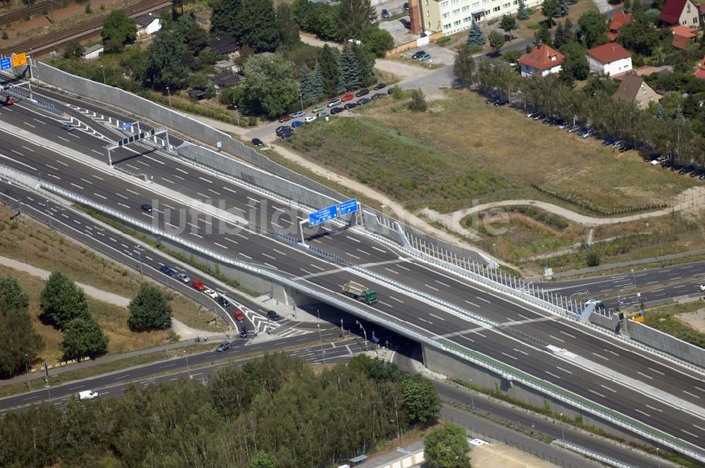 Schönefeld aus der Vogelperspektive: Verkehr auf der neuen Stadtautobahn am Flughafen Schönefeld A113n