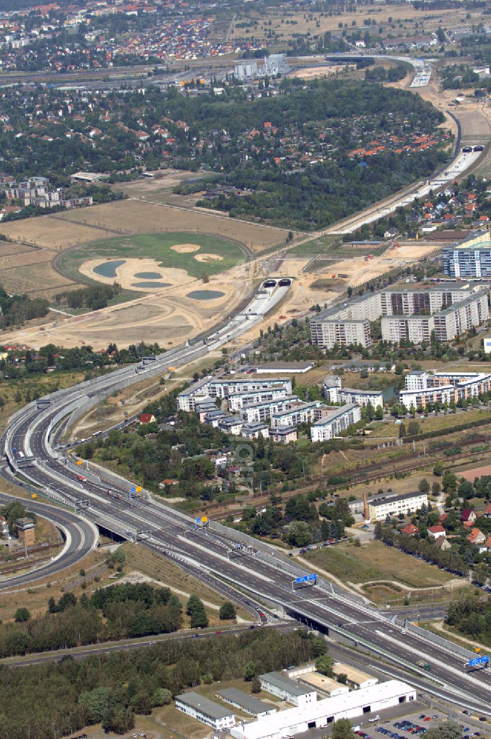 Luftaufnahme Schönefeld - Verkehr auf der neuen Stadtautobahn am Flughafen Schönefeld A113n