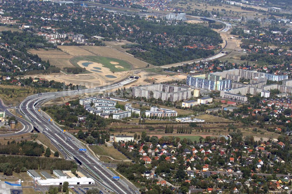 Schönefeld von oben - Verkehr auf der neuen Stadtautobahn am Flughafen Schönefeld A113n