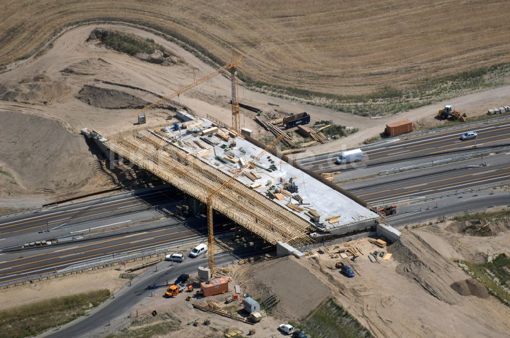 Schönefeld aus der Vogelperspektive: Verkehr auf der neuen Stadtautobahn am Flughafen Schönefeld A113n