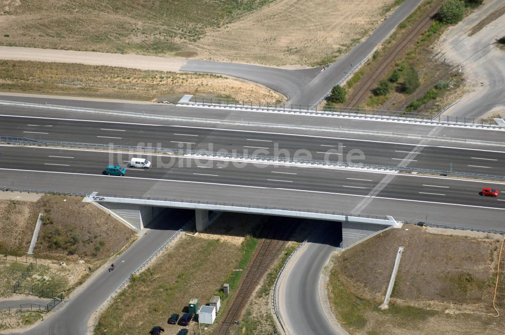 Luftbild Schönefeld - Verkehr auf der neuen Stadtautobahn am Flughafen Schönefeld A113n