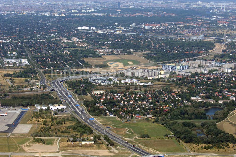 Luftaufnahme Schönefeld - Verkehr auf der neuen Stadtautobahn am Flughafen Schönefeld A113n