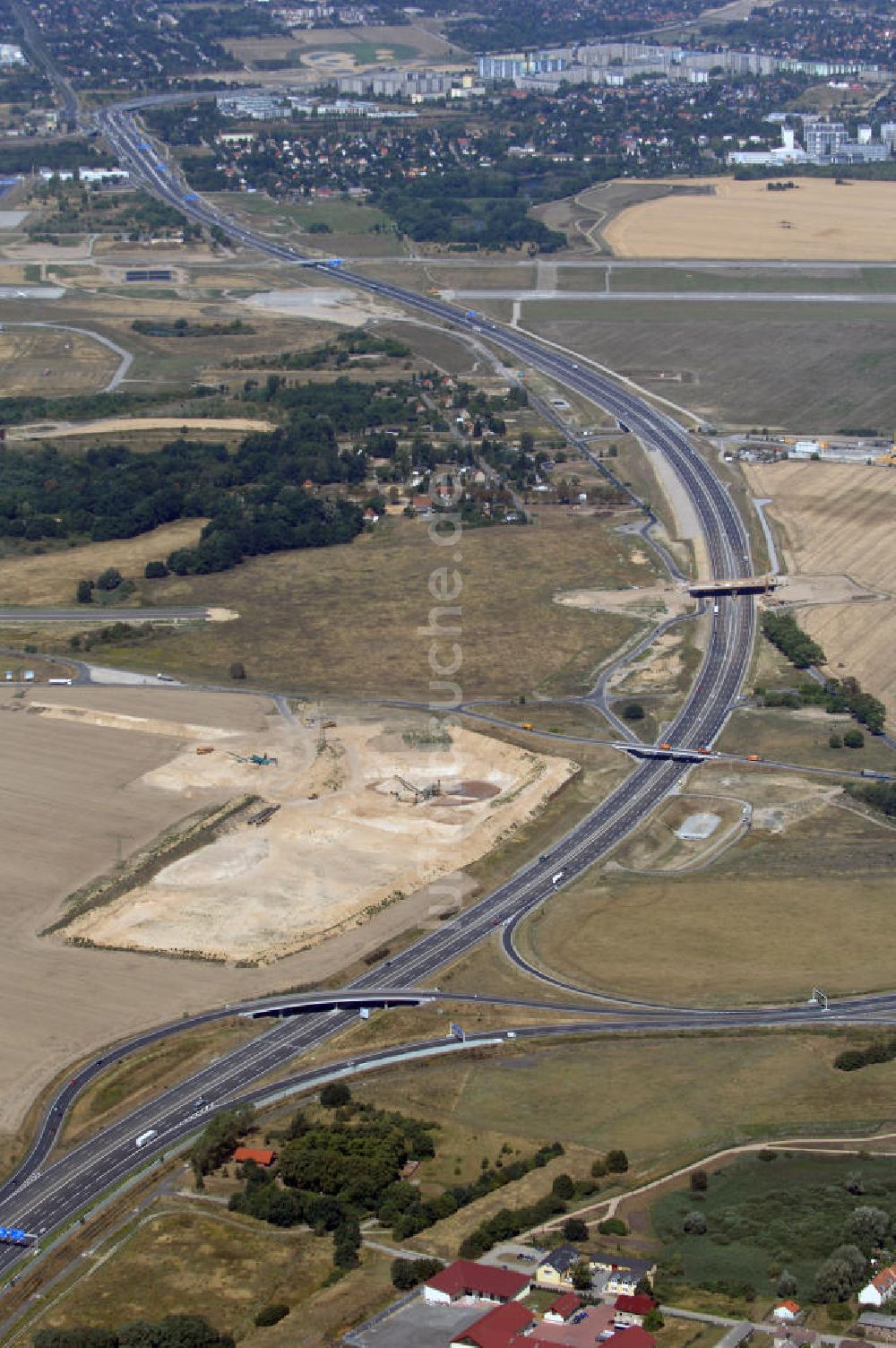 Schönefeld von oben - Verkehr auf der neuen Stadtautobahn am Flughafen Schönefeld A113n