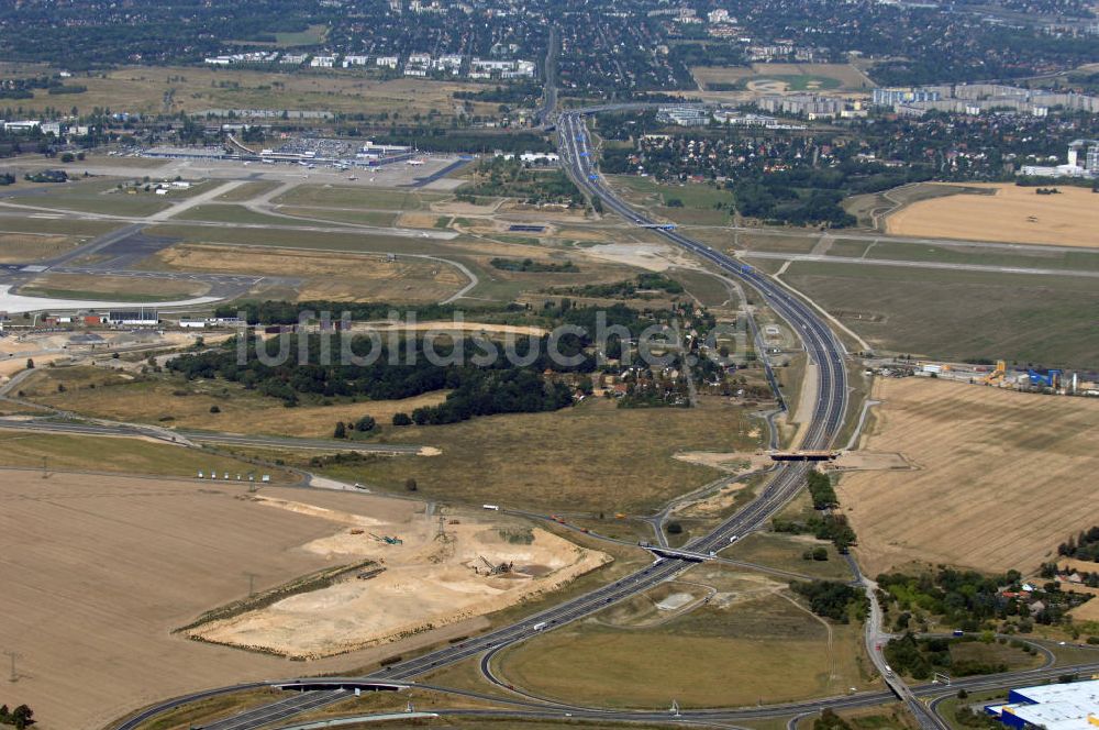 Schönefeld aus der Vogelperspektive: Verkehr auf der neuen Stadtautobahn am Flughafen Schönefeld A113n