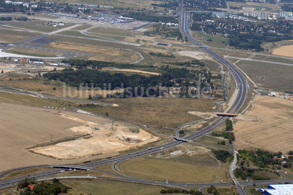 Luftbild Schönefeld - Verkehr auf der neuen Stadtautobahn am Flughafen Schönefeld A113n