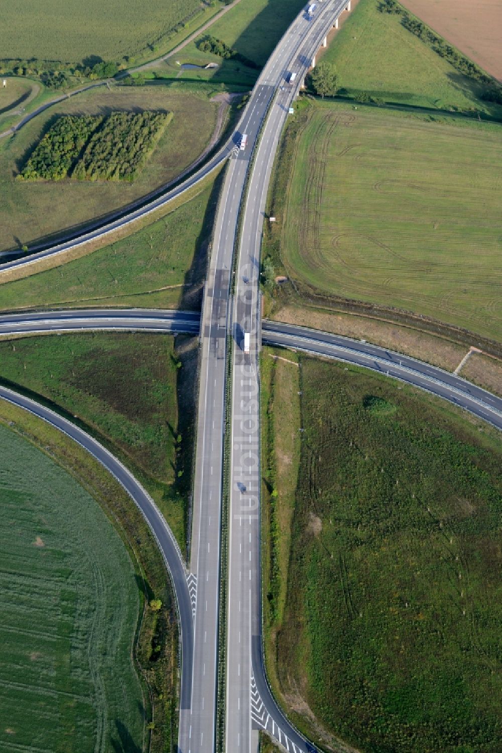 Oberröblingen von oben - Verkehrsführung am Autobahnkreuz Autobahndreieck Südharz der BAB A38 und A71 in Oberröblingen im Bundesland Sachsen-Anhalt