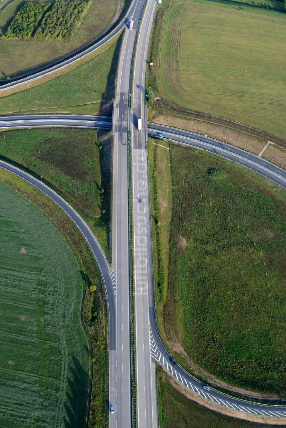 Oberröblingen aus der Vogelperspektive: Verkehrsführung am Autobahnkreuz Autobahndreieck Südharz der BAB A38 und A71 in Oberröblingen im Bundesland Sachsen-Anhalt