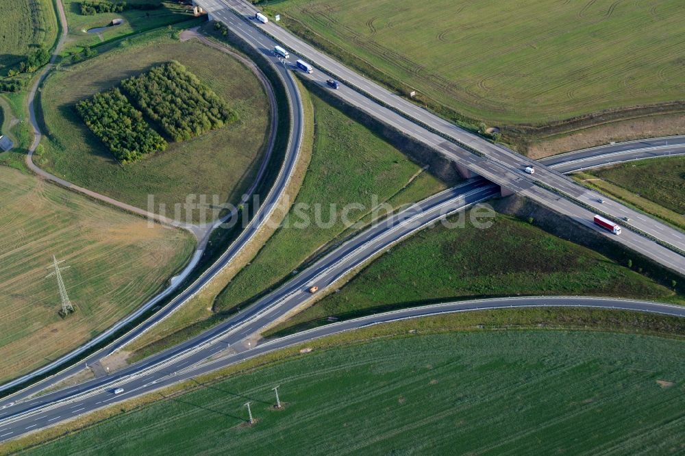 Oberröblingen von oben - Verkehrsführung am Autobahnkreuz Autobahndreieck Südharz der BAB A38 und A71 in Oberröblingen im Bundesland Sachsen-Anhalt