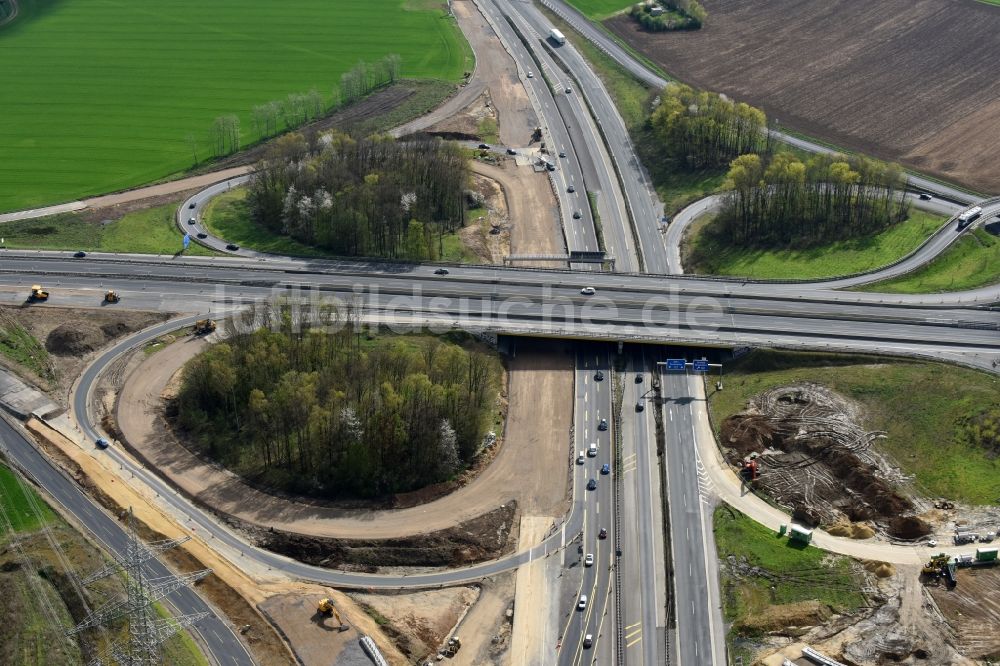 Aachen aus der Vogelperspektive: Verkehrsführung am Autobahnkreuz der BAB A44 - A4 in Aachen im Bundesland Nordrhein-Westfalen