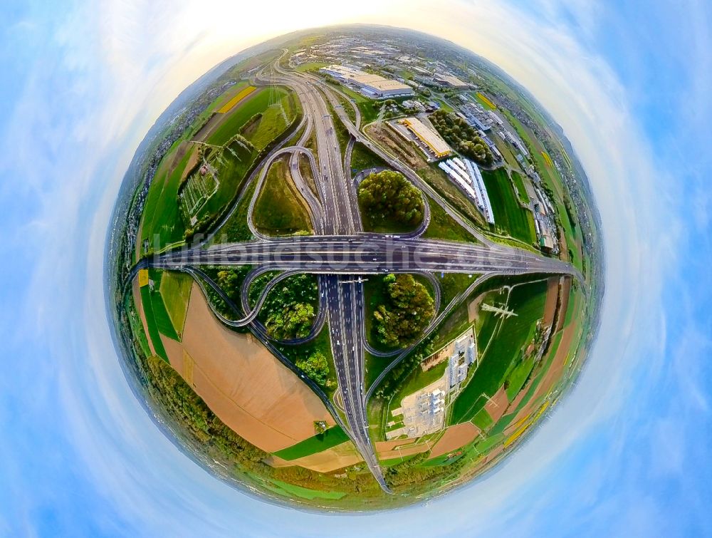 Aachen aus der Vogelperspektive: Verkehrsführung am Autobahnkreuz der BAB A44 - A4 in Aachen im Bundesland Nordrhein-Westfalen