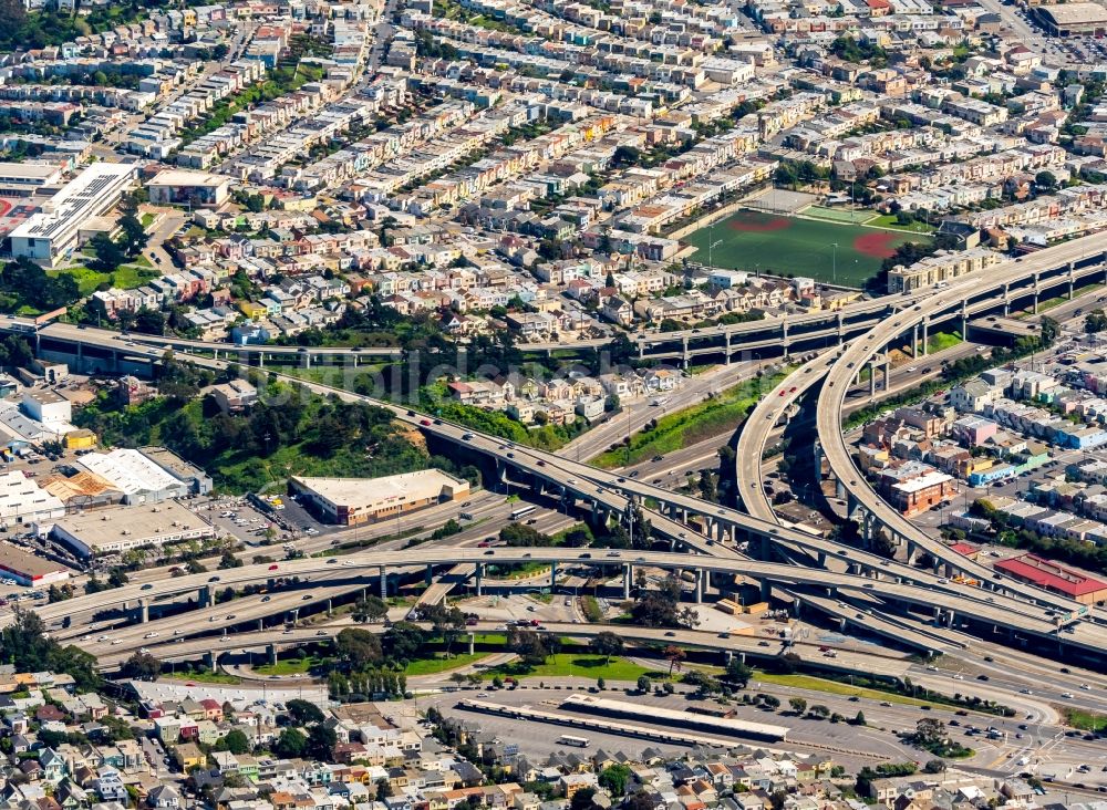 San Francisco aus der Vogelperspektive: Verkehrsführung am Autobahnkreuz der BAB AFreeway 101, Bayshore Freeway und Freeway 92 in San Francisco in Kalifornien, USA