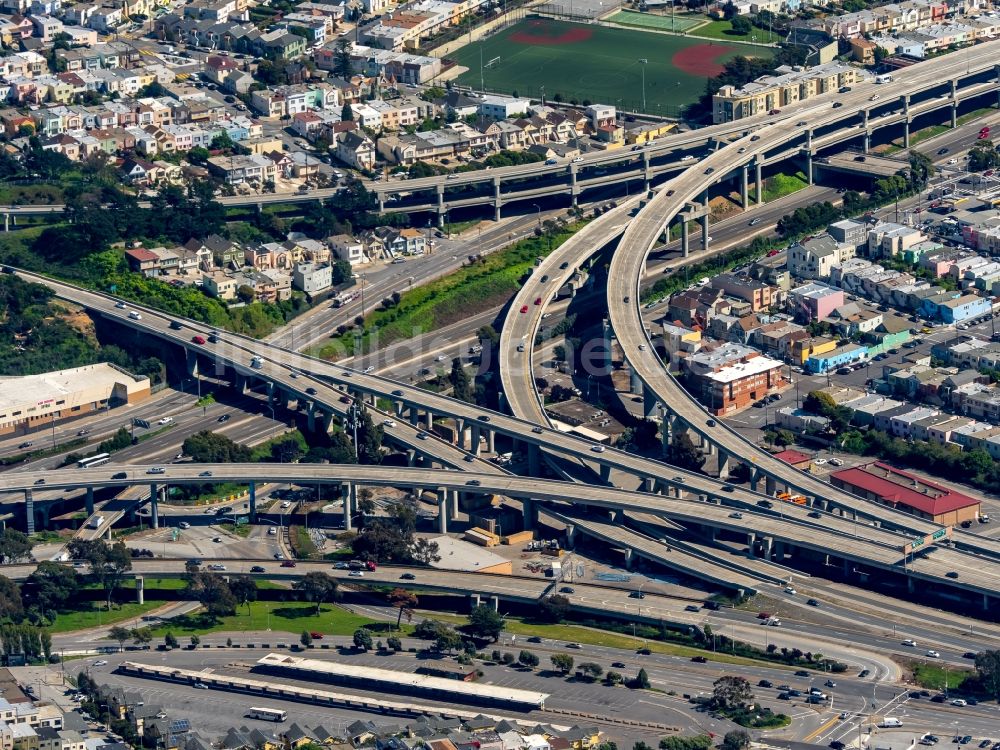 Luftbild San Francisco - Verkehrsführung am Autobahnkreuz der BAB AFreeway 101, Bayshore Freeway und Freeway 92 in San Francisco in Kalifornien, USA