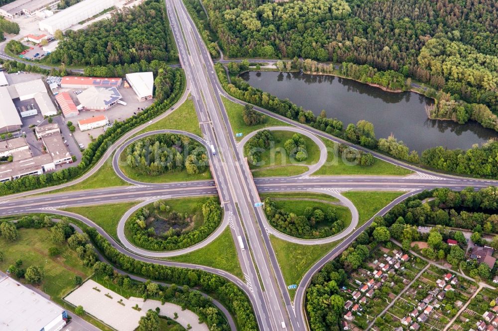 Luftbild Schweinfurt - Verkehrsführung am Autobahnkreuz der BAB A7 Ausfahrt Zentrum in Schweinfurt im Bundesland Bayern, Deutschland