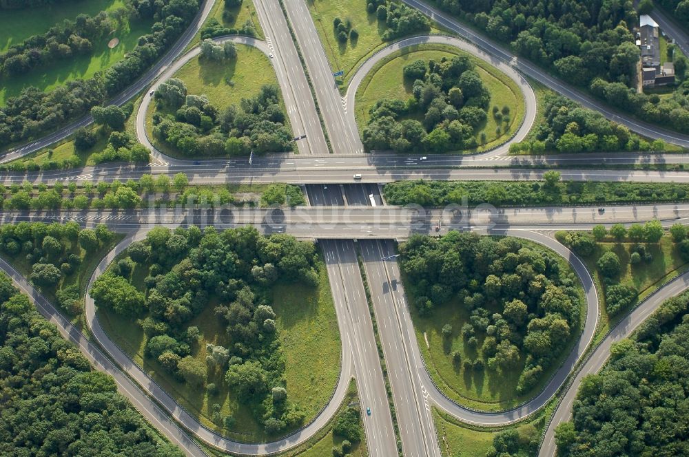 Luftaufnahme Köln - Verkehrsführung am Autobahnkreuz der BAB A4 Autobahnkreuz Köln Süd in Köln im Bundesland Nordrhein-Westfalen, Deutschland