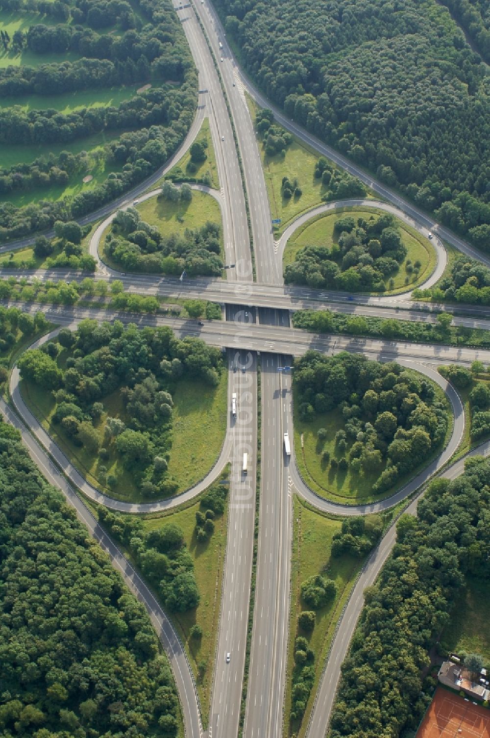 Köln von oben - Verkehrsführung am Autobahnkreuz der BAB A4 Autobahnkreuz Köln Süd in Köln im Bundesland Nordrhein-Westfalen, Deutschland