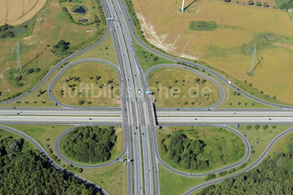 Kessin aus der Vogelperspektive: Verkehrsführung am Autobahnkreuz der BAB A19 und A20 - Autobahnkreuz Rostock in Kessin im Bundesland Mecklenburg-Vorpommern