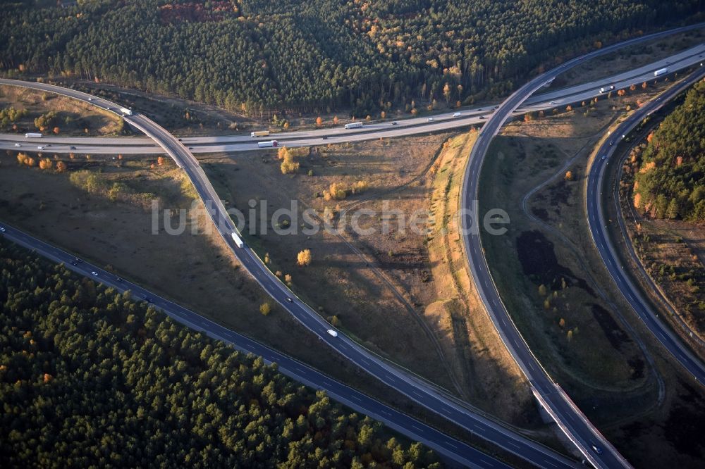 Luftaufnahme Spreenhagen - Verkehrsführung am Autobahnkreuz der BAB A12 E30 am Berliner Ring in Spreenhagen im Bundesland Brandenburg