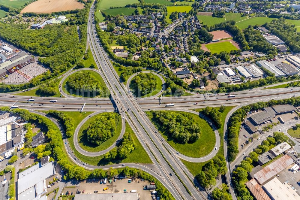 Bochum von oben - Verkehrsführung am Autobahnkreuz der BAB A40 - A43 in Bochum im Bundesland Nordrhein-Westfalen