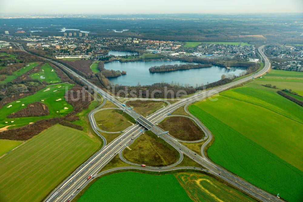 Duisburg aus der Vogelperspektive: Verkehrsführung am Autobahnkreuz der BAB A59 und der Bundesstrasse 288 Duisburg-Süd in Duisburg im Bundesland Nordrhein-Westfalen