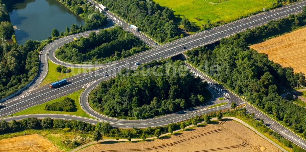 Luftbild Kirchlengern - Verkehrsführung am Autobahnkreuz der BAB A30 und der Bundesstraße B239 im Südosten von Kirchlengern im Bundesland Nordrhein-Westfalen