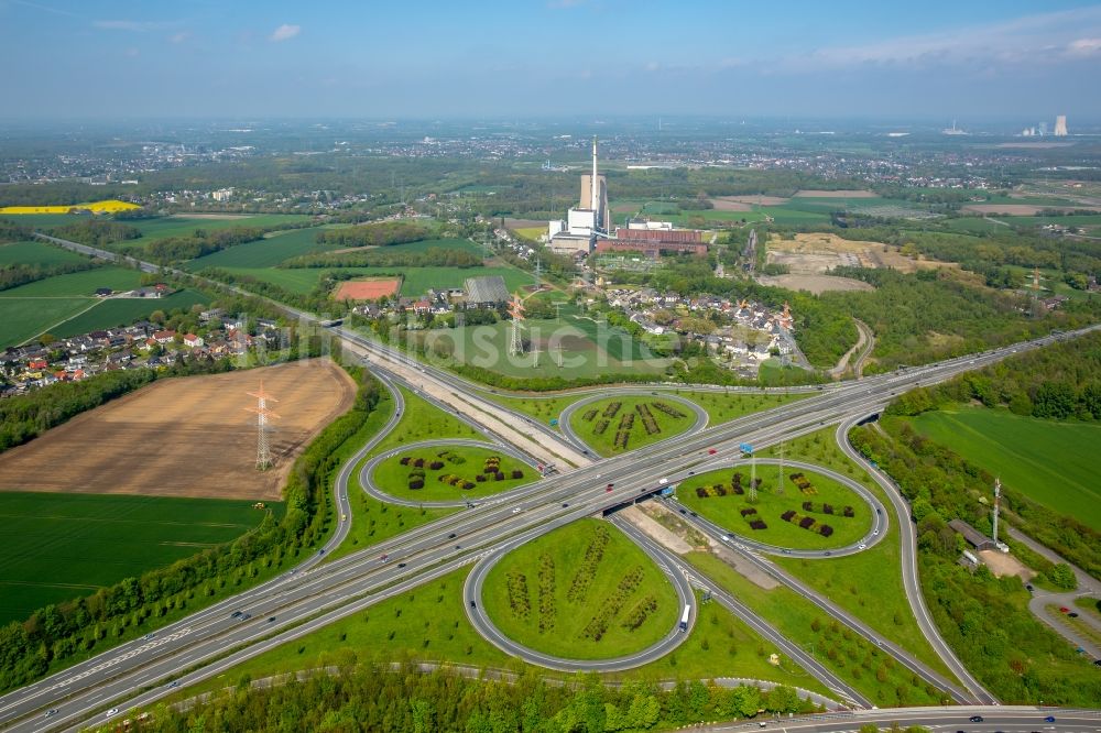 Dortmund von oben - Verkehrsführung am Autobahnkreuz der BAB A42 - A45 Castroph-Rauxel-Ost in Dortmund im Bundesland Nordrhein-Westfalen