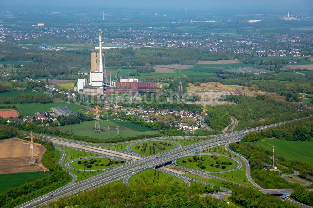 Dortmund aus der Vogelperspektive: Verkehrsführung am Autobahnkreuz der BAB A42 - A45 Castroph-Rauxel-Ost in Dortmund im Bundesland Nordrhein-Westfalen