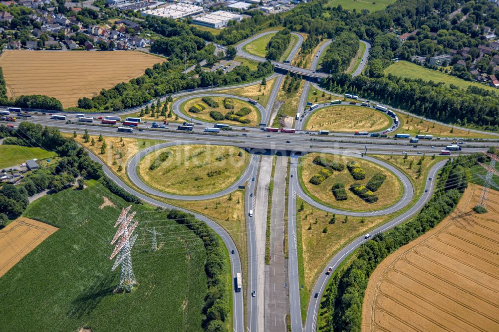 Dortmund von oben - Verkehrsführung am Autobahnkreuz der BAB A42 - A45 Castroph-Rauxel-Ost in Dortmund im Bundesland Nordrhein-Westfalen