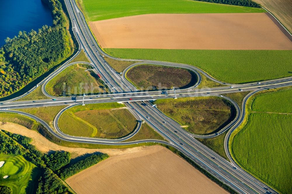 Duisburg aus der Vogelperspektive: Verkehrsführung am Autobahnkreuz der BAB Duisburg-Süd, A59 und B288, in Duisburg im Bundesland Nordrhein-Westfalen