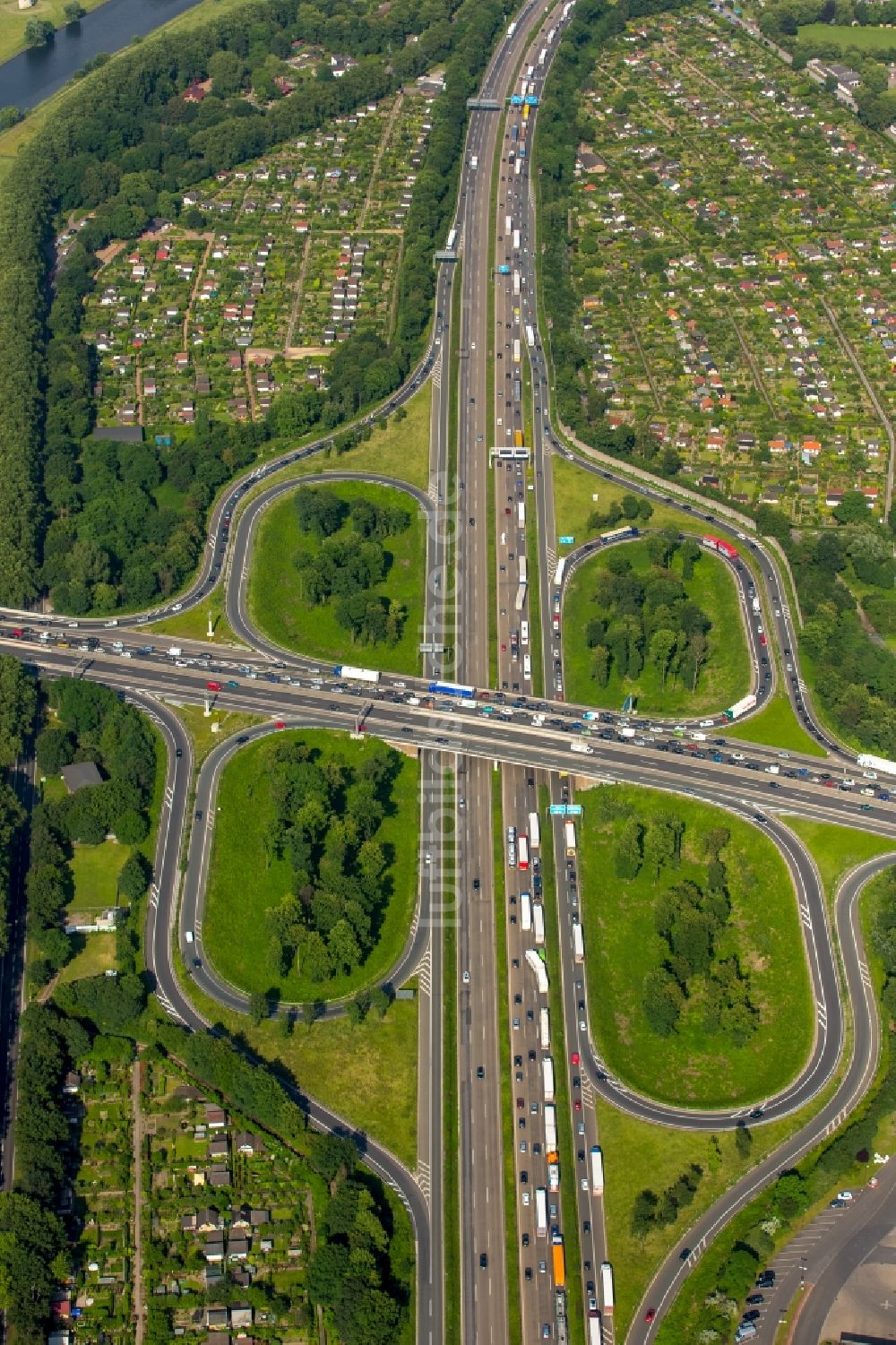 Luftaufnahme Duisburg - Verkehrsführung am Autobahnkreuz der BAB A59 und A40 in Duisburg im Bundesland Nordrhein-Westfalen